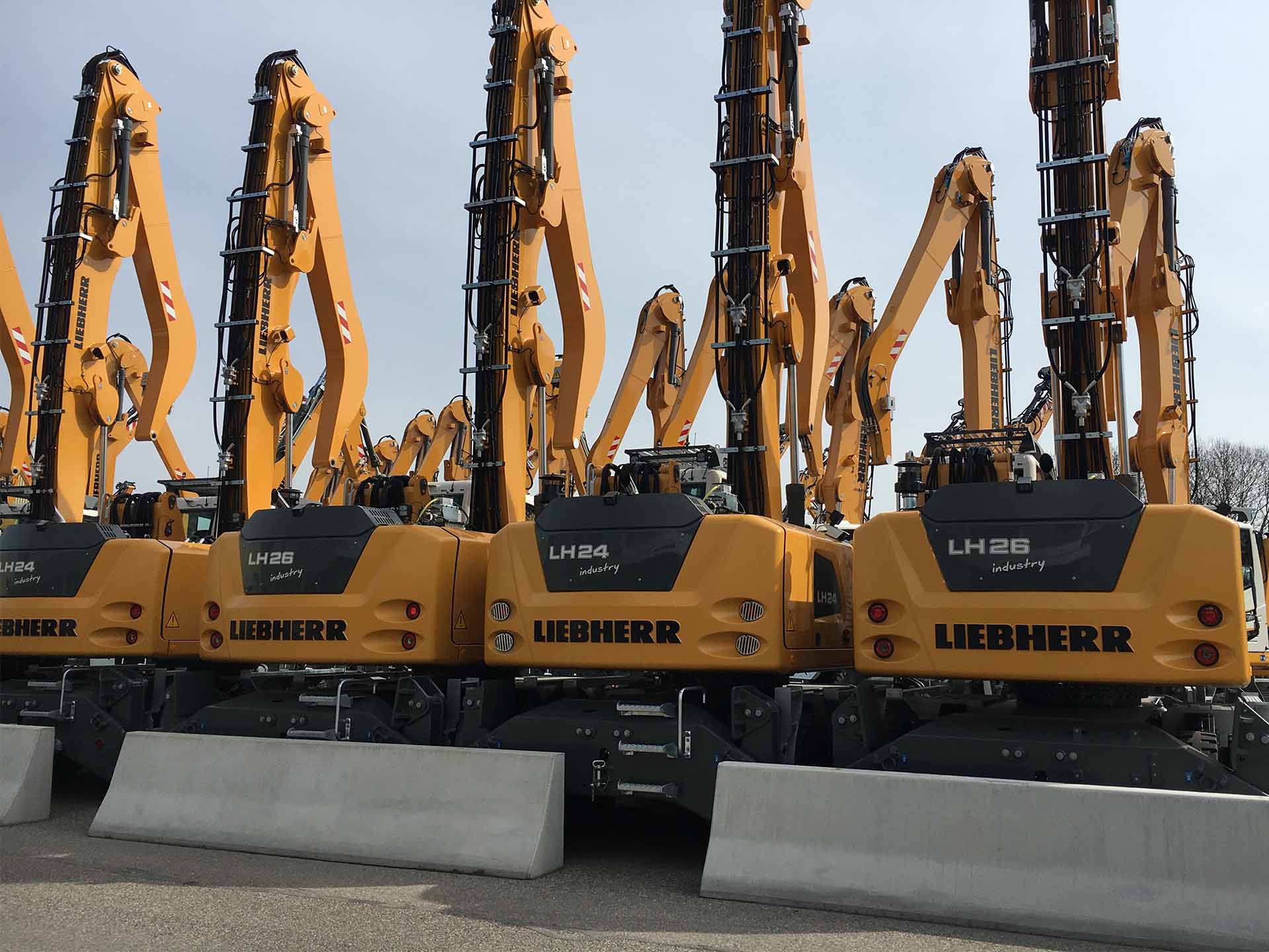 Verschiedene Liebherr Bagger mit Spezialfolie auf LFI-Teilen