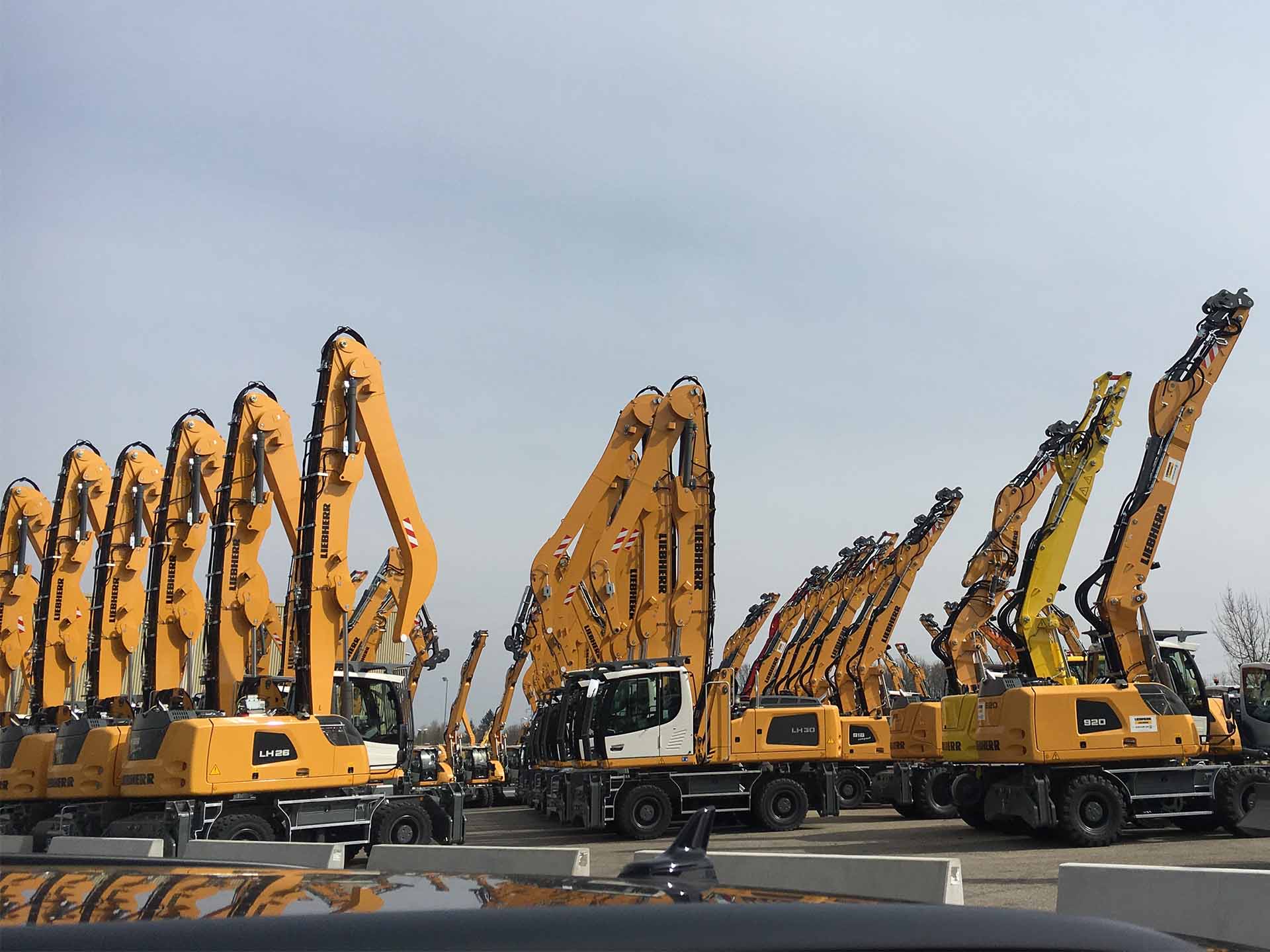 Verschiedene Liebherr Bagger mit Spezialfolie auf LFI-Teilen